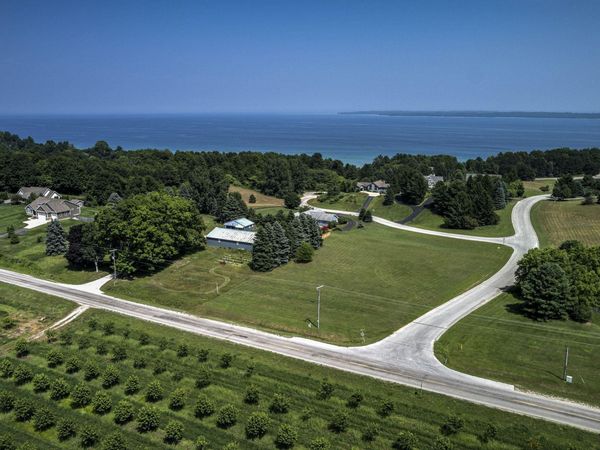 21 Walden Court S, Suttons Bay, MI 49682