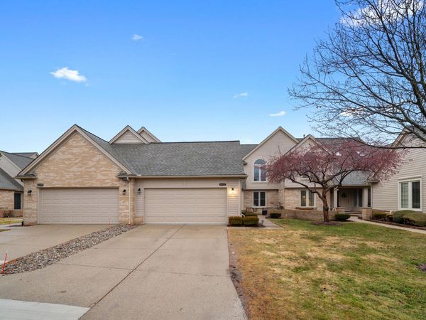 16727 Cobblestone W Boulevard, Macomb, MI 48042