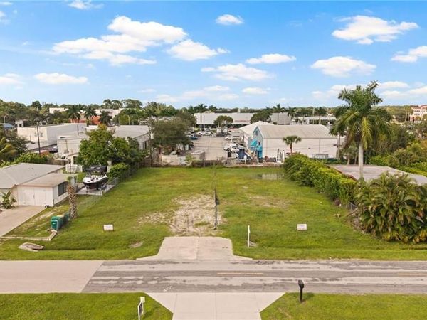 3195 CONNECTICUT AVE , NAPLES, FL 34112