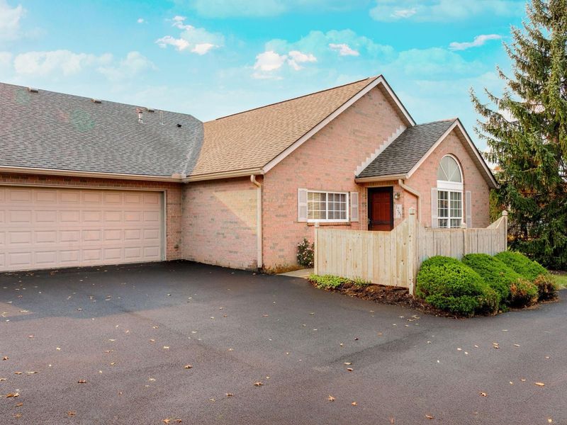 1281 Amberlea Drive W, Unit 7, Columbus, OH 43230 Photo 2