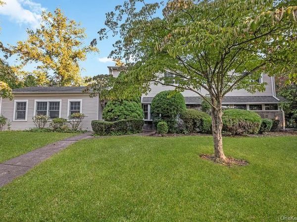 19 Strawberry Lane , Roslyn Heights, NY 11577