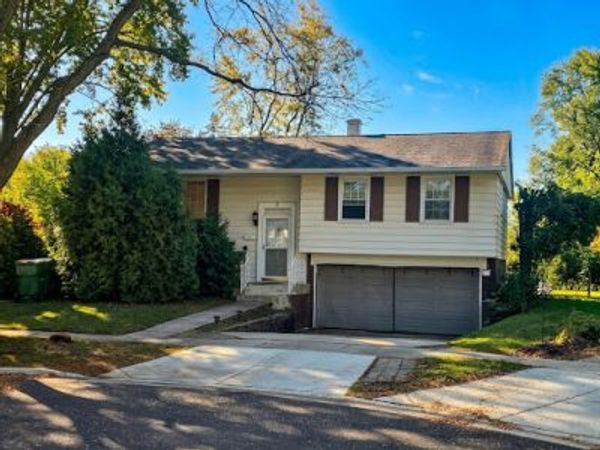 9 Greenwood Court S, Buffalo Grove, IL 60089