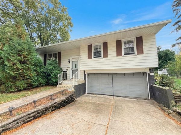 9 Greenwood Court S, Buffalo Grove, IL 60089