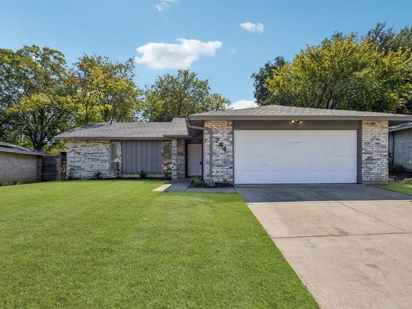 744 Salsbury Circle , Arlington, TX 76014