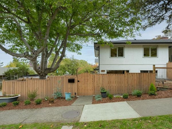 2207 Victor St , Victoria, BC V8R 4C6