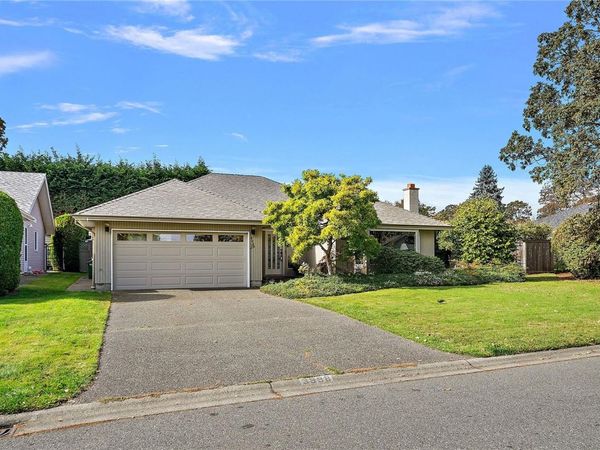 3998 Hopesmore Dr, Saanich, BC V8N 6A3