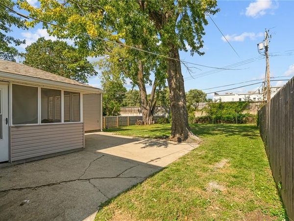 2404 NE 60TH Street, Gladstone, MO 64118