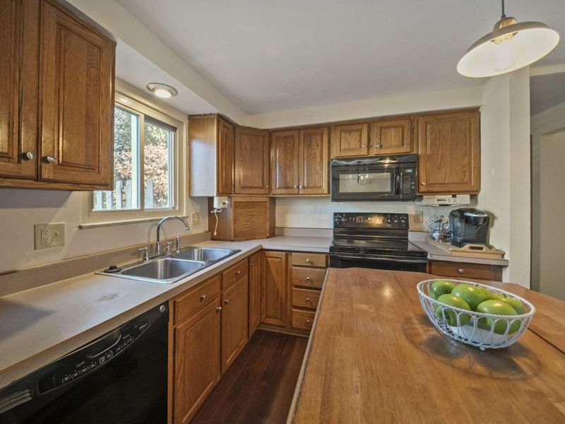 2000 Queensbridge Drive, Columbus, OH 43235 Photo 11