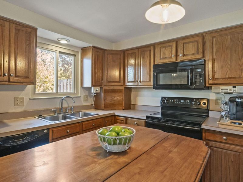 2000 Queensbridge Drive, Columbus, OH 43235 Photo 9
