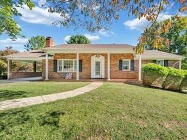 16 Wellington DR, Lynchburg, VA 24502