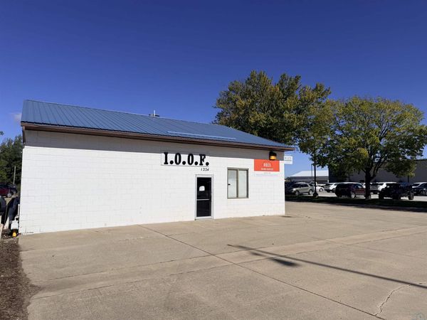 1224 E Cherry St., Vermillion, SD 57069