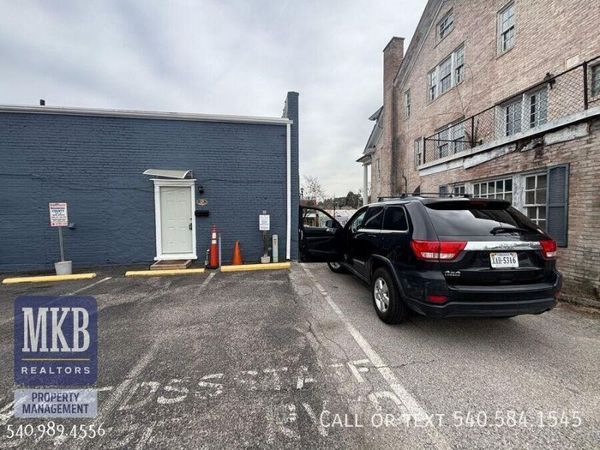 17 S College AVE , Salem, VA 24153