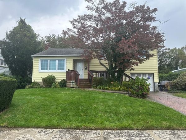 29 Jerome Avenue , Hicksville, NY 11801