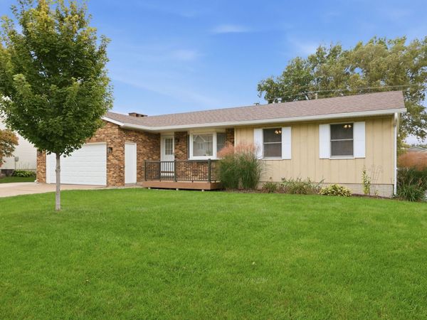 609 W Valley Drive , Eldridge, IA 52748