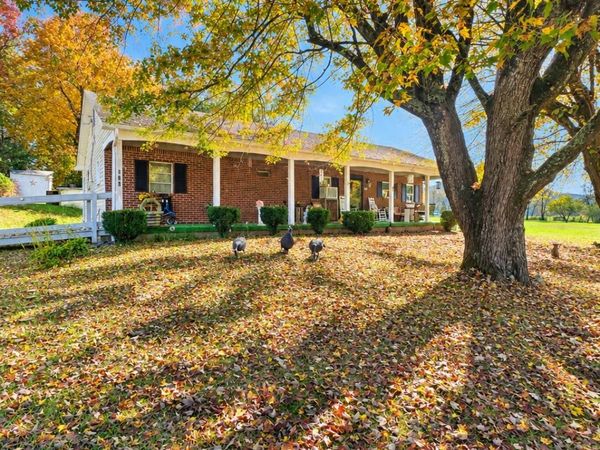 208 Meadowdale RD , Clifton Forge, VA 24422