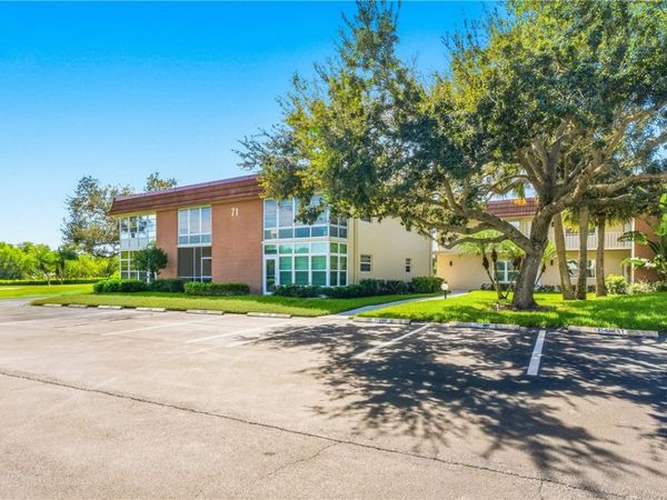 71 Royal Oak Court, Unit 204, Vero Beach, FL 32962