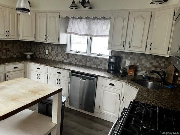 305 Nevada Street , North Lindenhurst, NY 11757