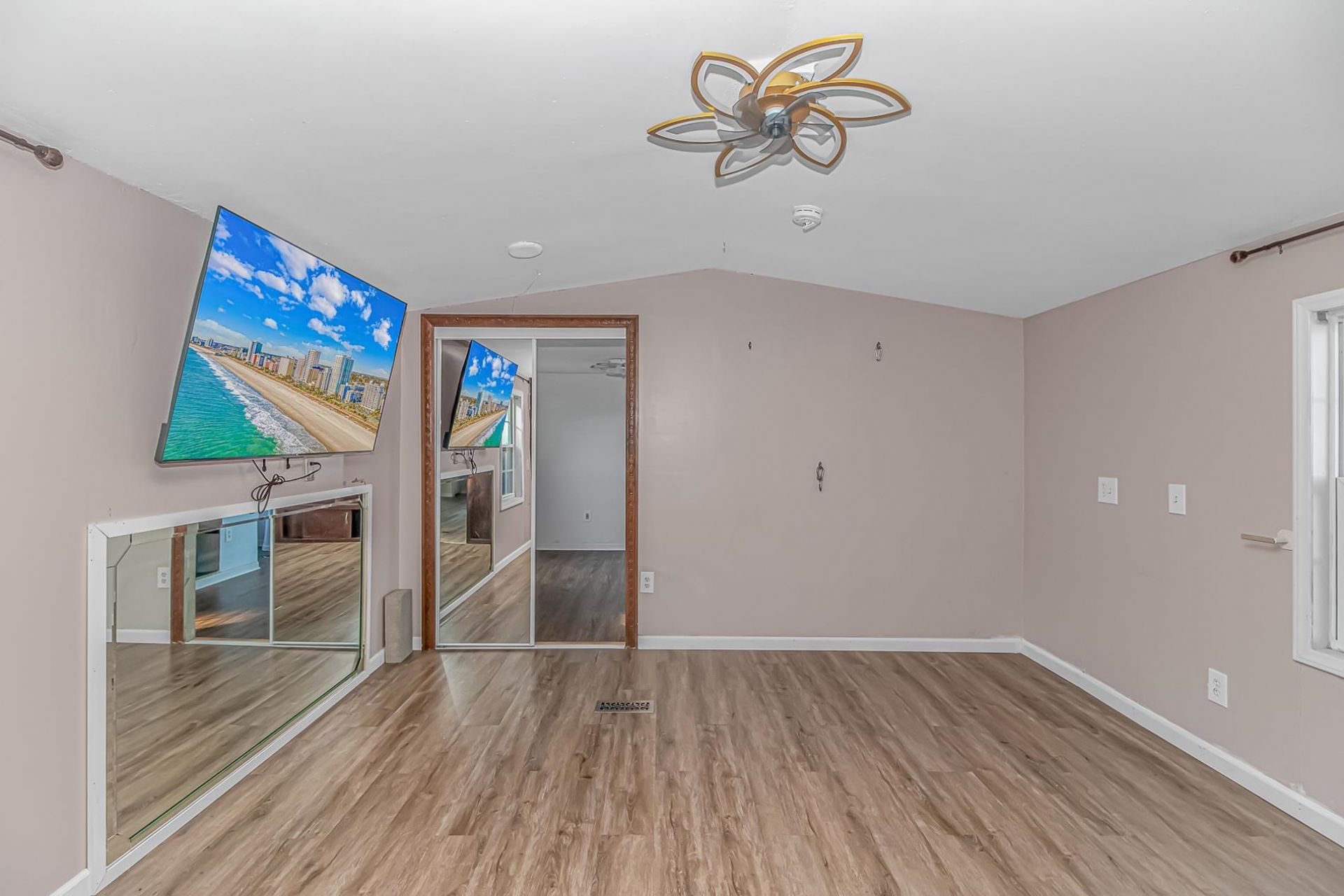 2444 Paris Ln.  Photo 13