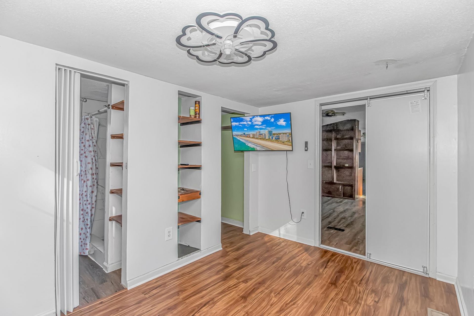 2444 Paris Ln.  Photo 16