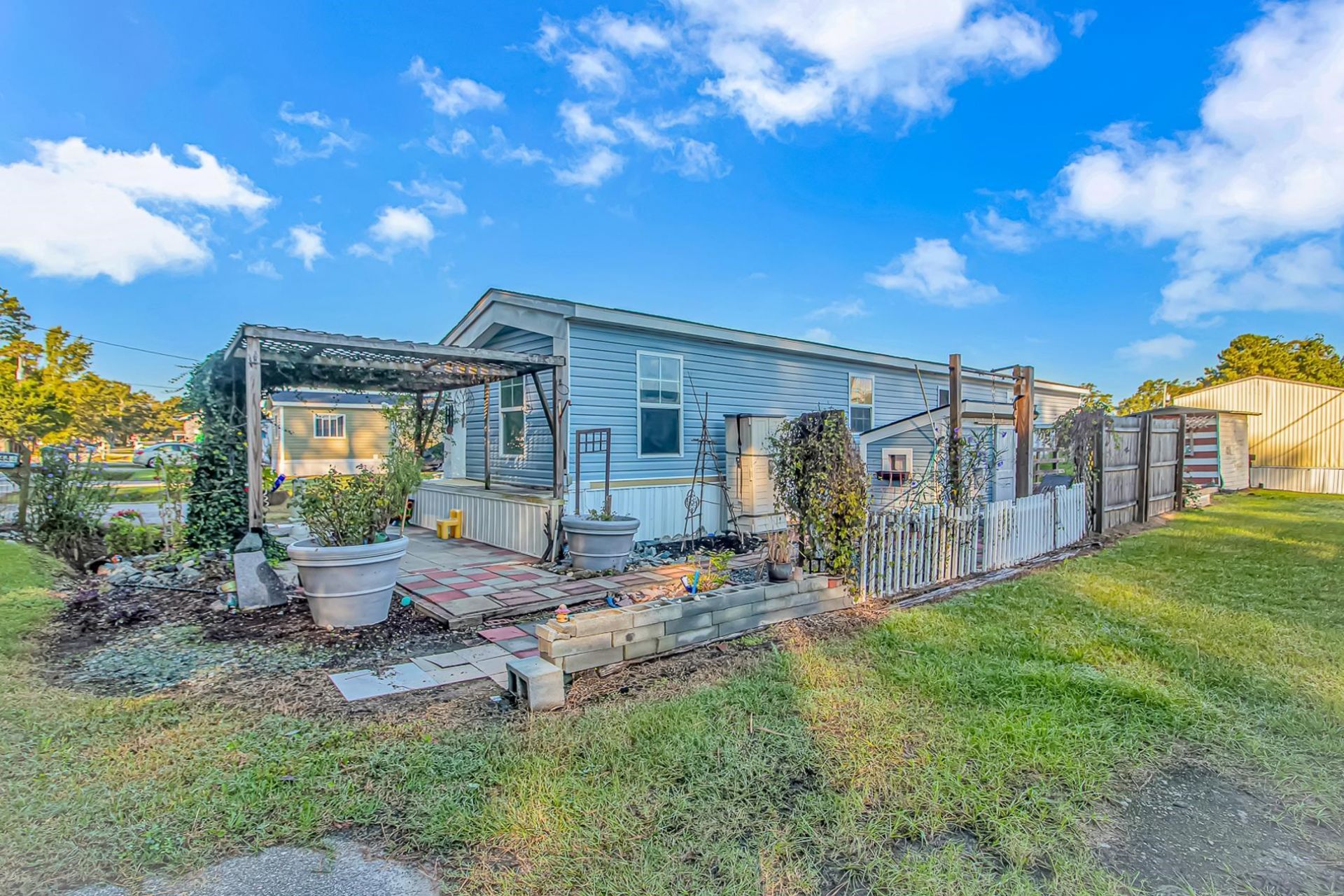 2444 Paris Ln.  Photo 4