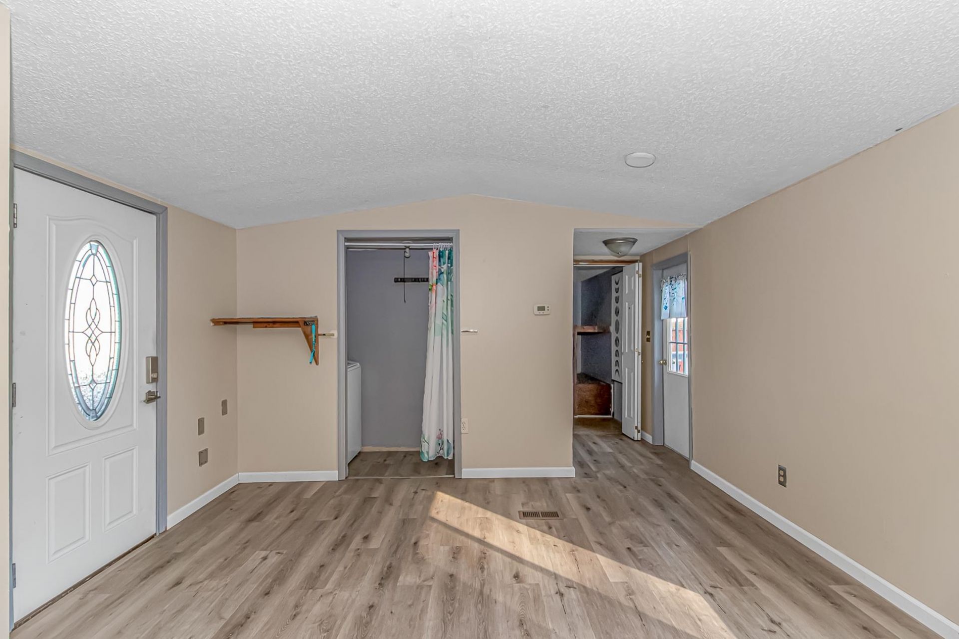 2444 Paris Ln.  Photo 8
