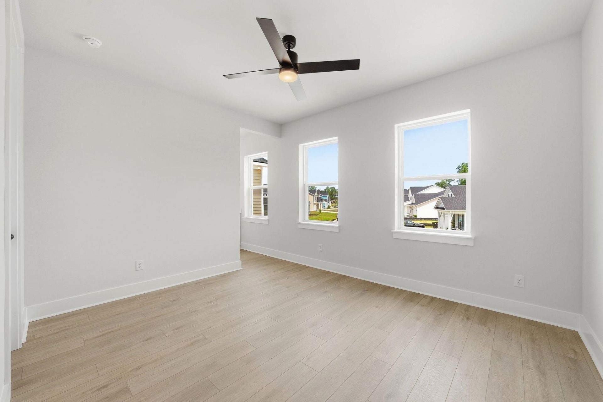 540 Waters Edge Dr. Photo 33