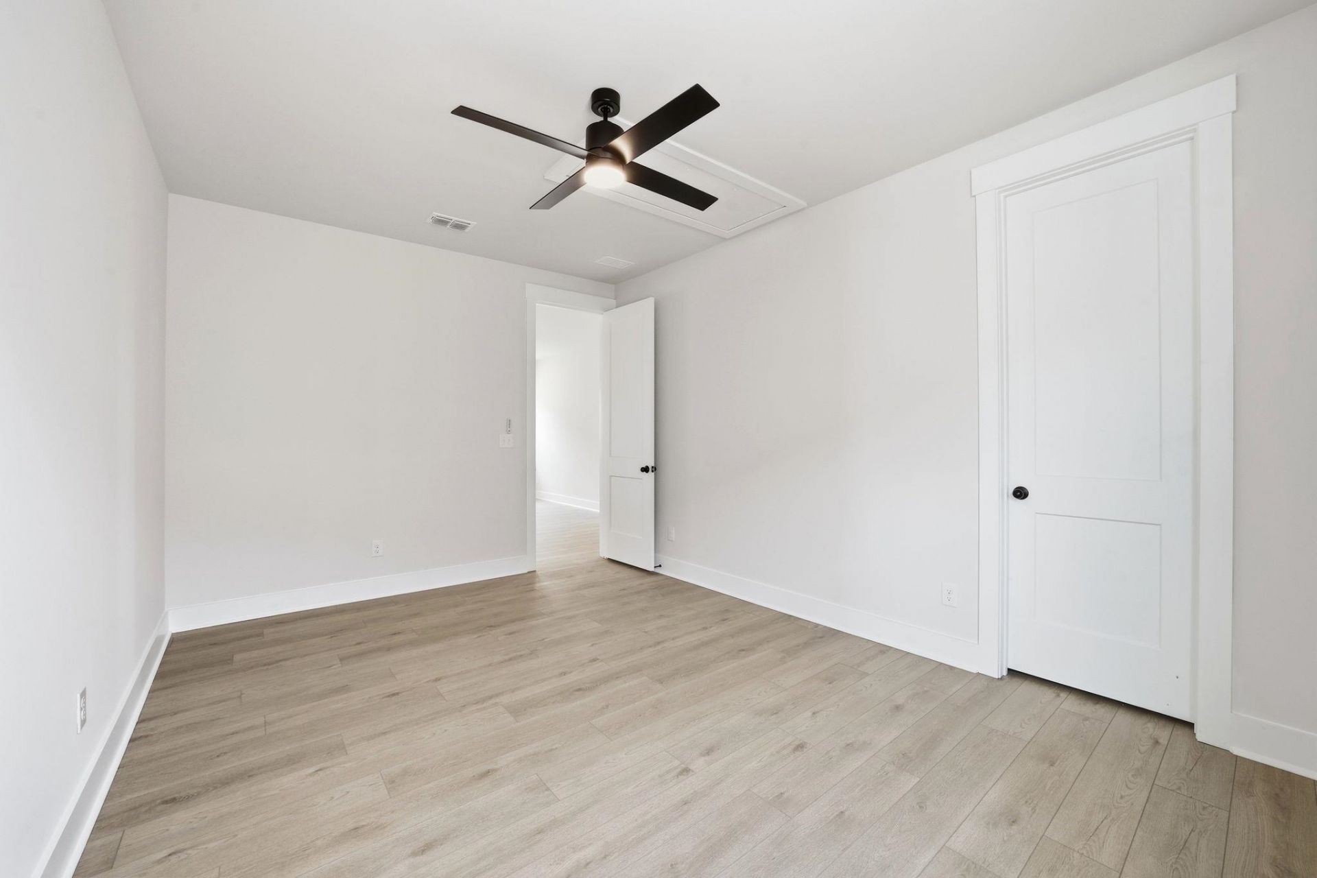 540 Waters Edge Dr. Photo 37