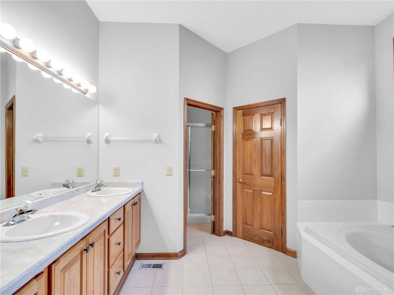 1048 Greenskeeper Way, Centerville, OH 45458 Photo 25