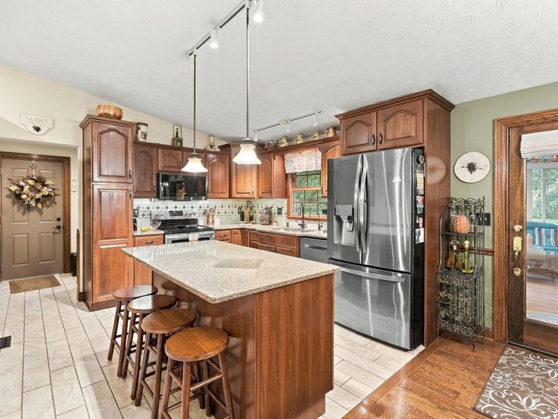 6885 Castlewood Drive NW, Carroll, OH 43112 Photo 12