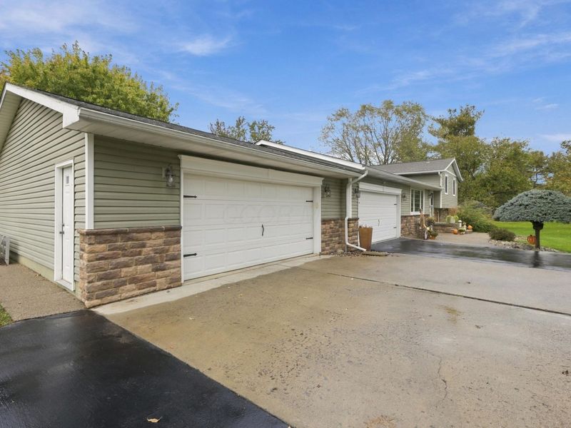 6885 Castlewood Drive NW, Carroll, OH 43112 Photo 2