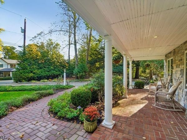28 Parker Pl, Upper Saddle River, NJ 07458