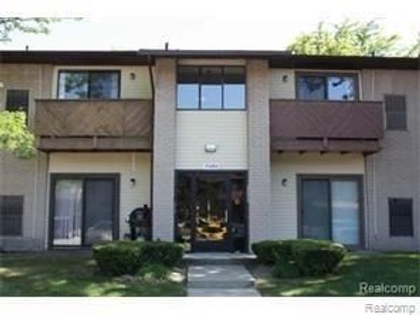 7599 MANOR circle #202 Circle , Westland, Mi 48185