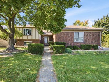 36753 Iroquois Drive , Sterling Heights, Mi 48310