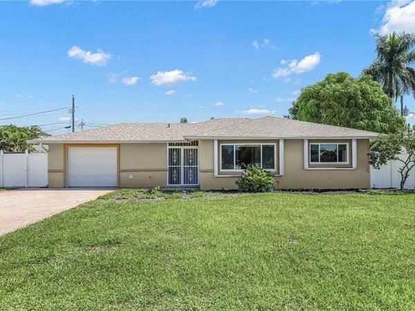 4690 Capri DR , NAPLES, FL 34103