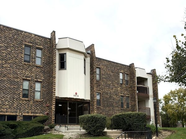 2216 Country Club Drive , Unit 24, Woodridge, IL 60517
