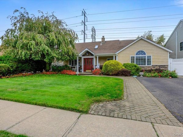 13 Old Farm Road, Levittown, NY 11756