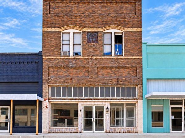 121 W Grand Street , Whitewright, TX 75491