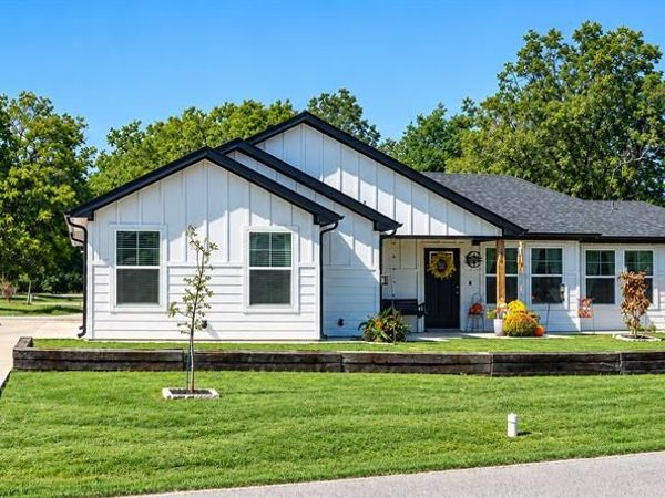 209 N Cleburne Whitney Road, Rio Vista, TX 76093