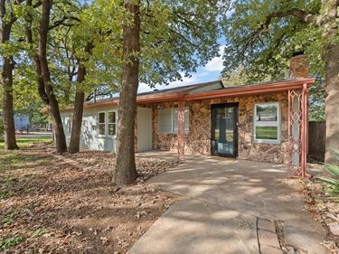 401 Center Lane, Fort Worth, TX 76140