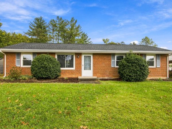 2827 Diplomat DR , Roanoke, VA 24019