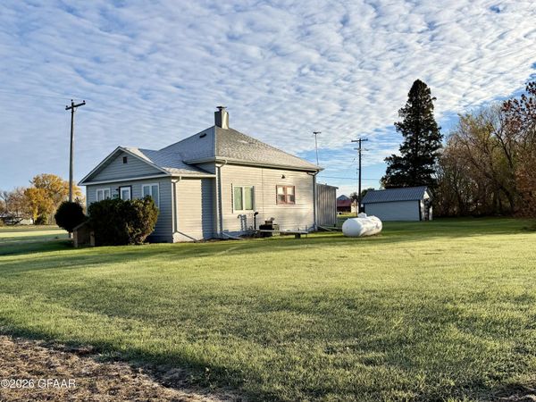 221 1ST Avenue, Hannah, ND 58239