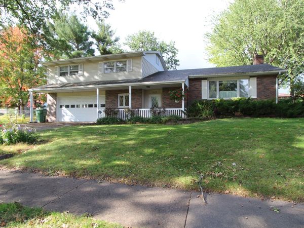 1654 Rockwood Court , Clinton, IA 52732