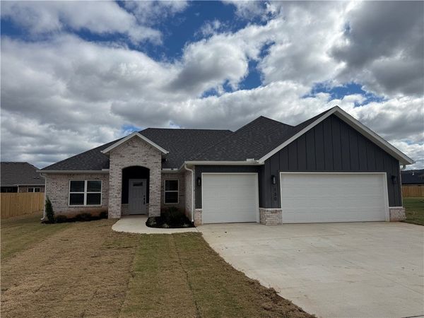 130 N Bloodhound Avenue, Farmington, AR 72730
