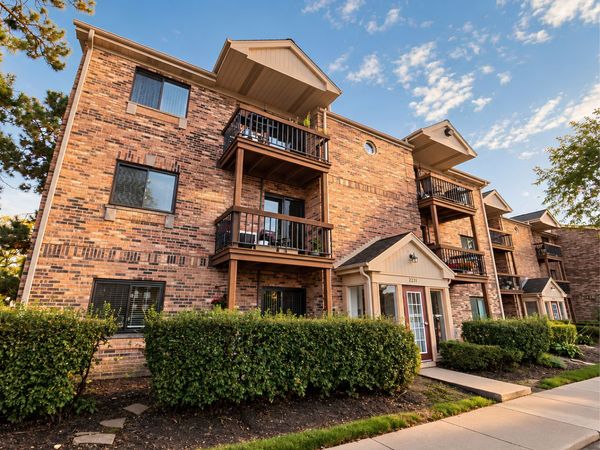 2221 Nichols Road, Unit F, Arlington Heights, IL 60004