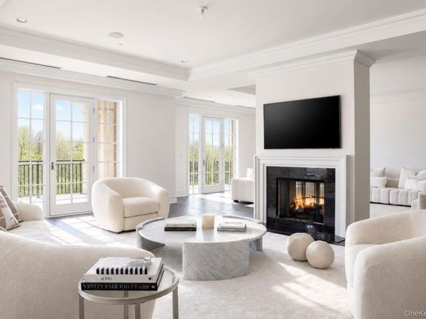 3000 Royal Court , Unit 3211, North Hills, NY 11040