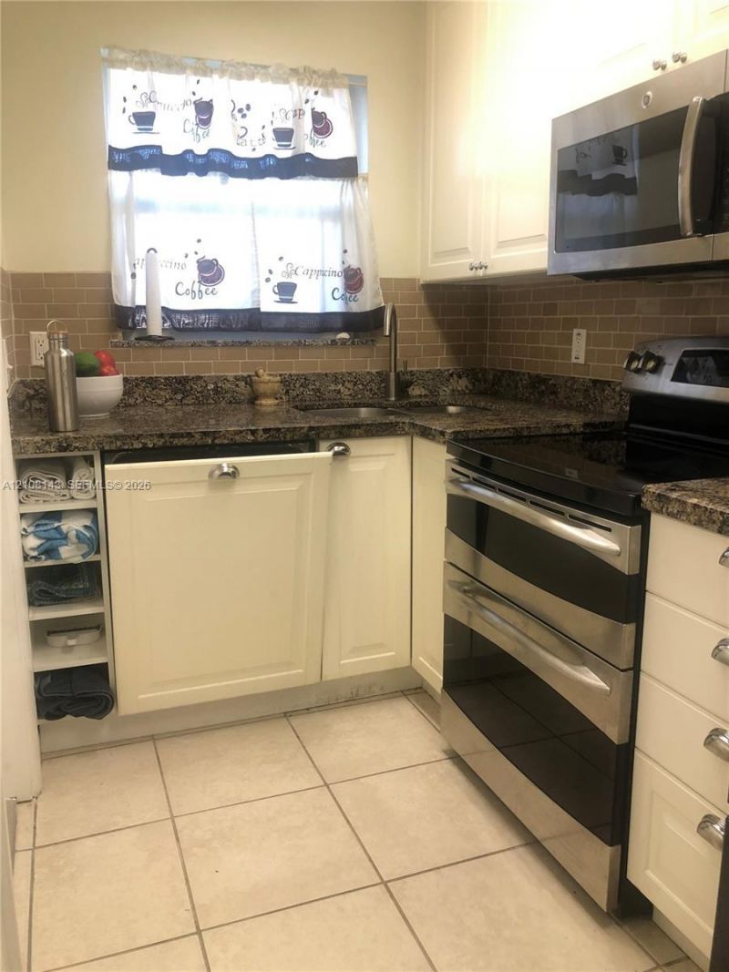 541 Blue Heron Dr , Unit 220, Hallandale Beach, FL 33009 Photo