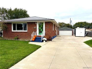 74 Leocrest Court , West Seneca, NY 14224