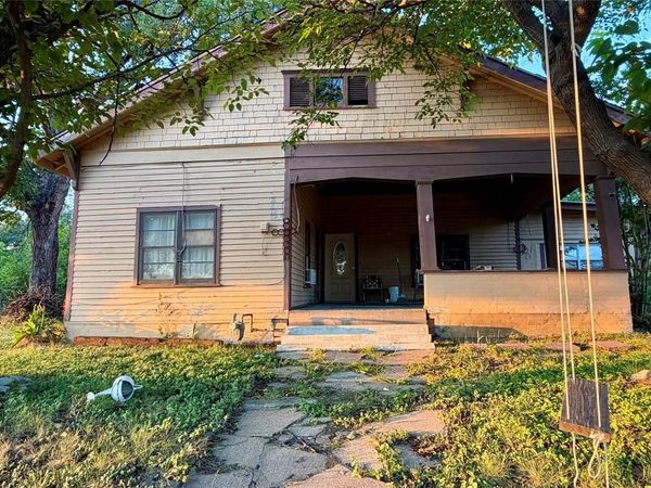207 W Paine Avenue , Comanche, TX 76442