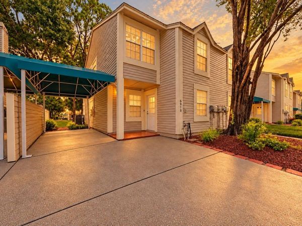6915 LAKEVIEW COURT , TAMPA, FL 33634