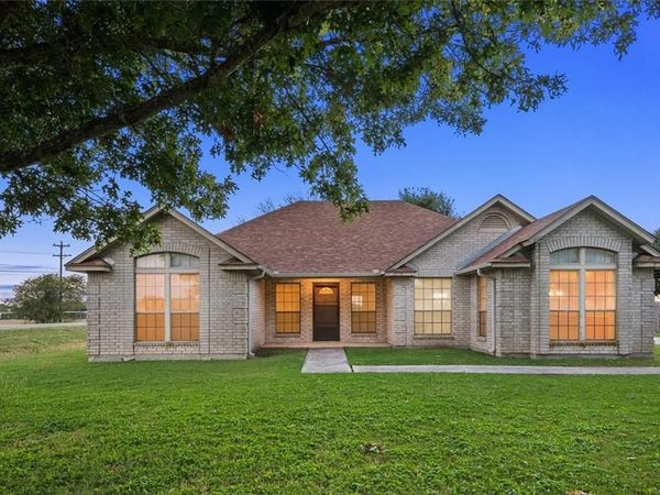 1019 San Jacinto ST , Lockhart, TX 78644
